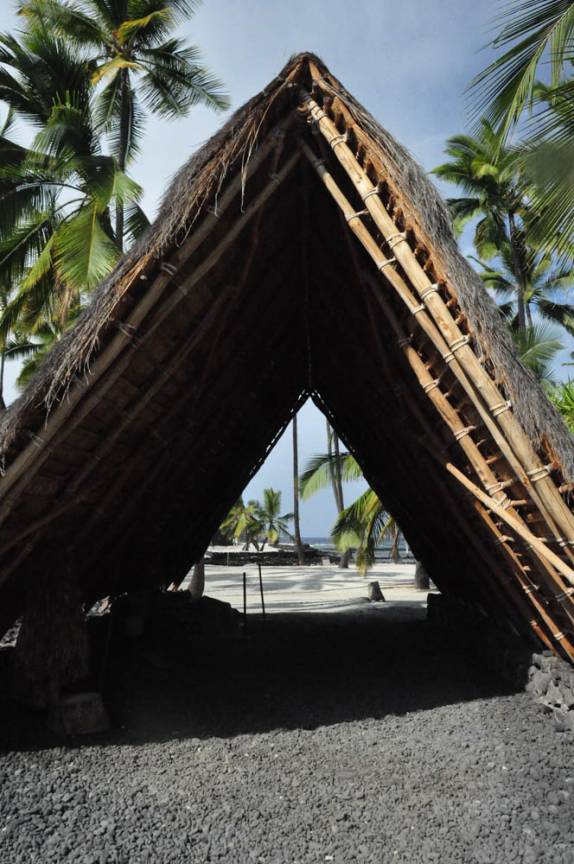 Moradia no estilo antigo havaiano no parque histórico de Pu'uhonua, ao sul de Kona, na Big Island, no Havaí